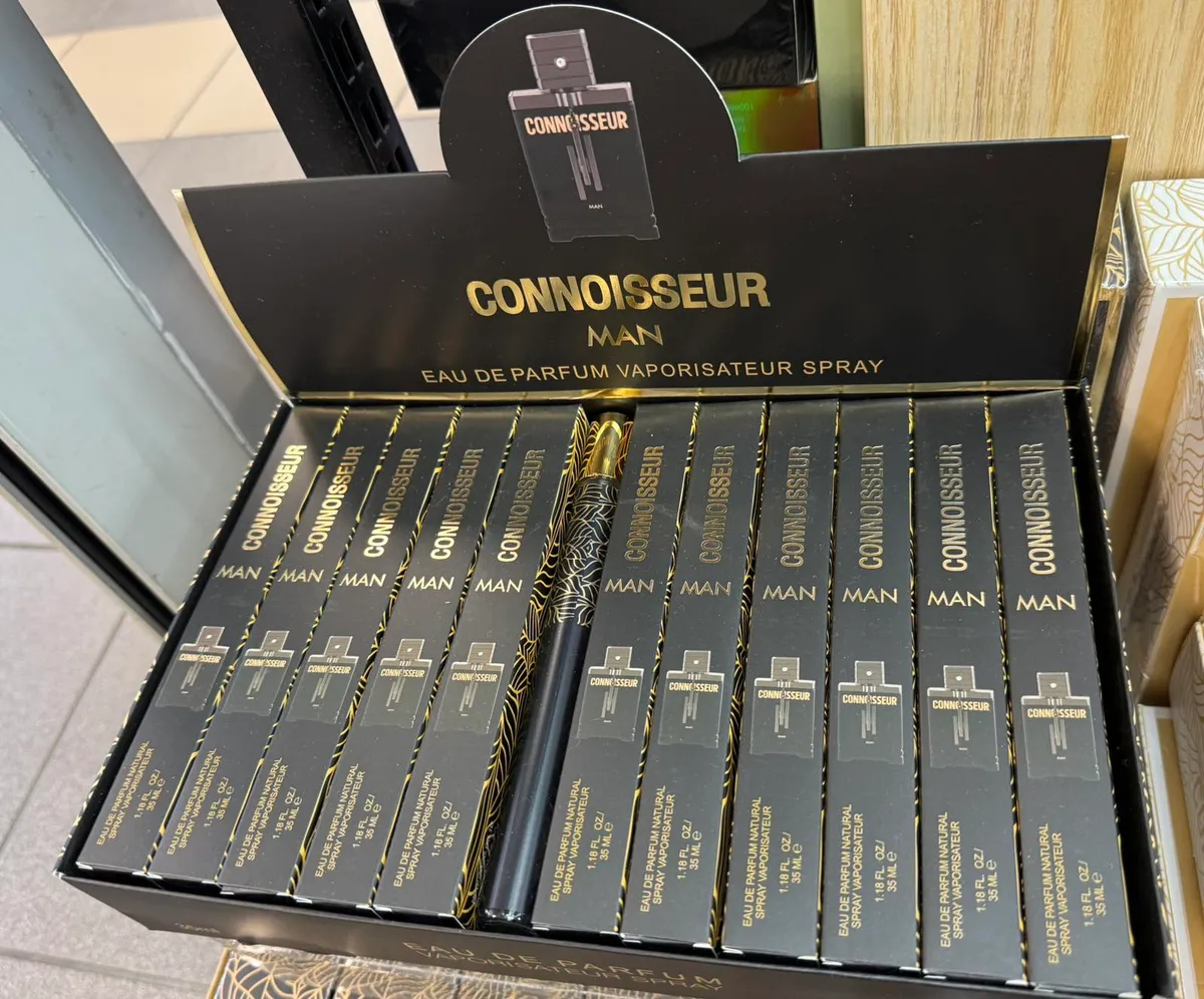 Czarno-złote opakowania perfum Connoisseur Man 35 ml w sprayu ułożone w pudełku zbiorczym