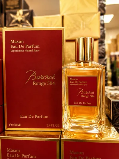 Perfumy Barcrat Mason Rouge 504 100ml w szklanej butelce z czerwonym i złotym opakowaniem