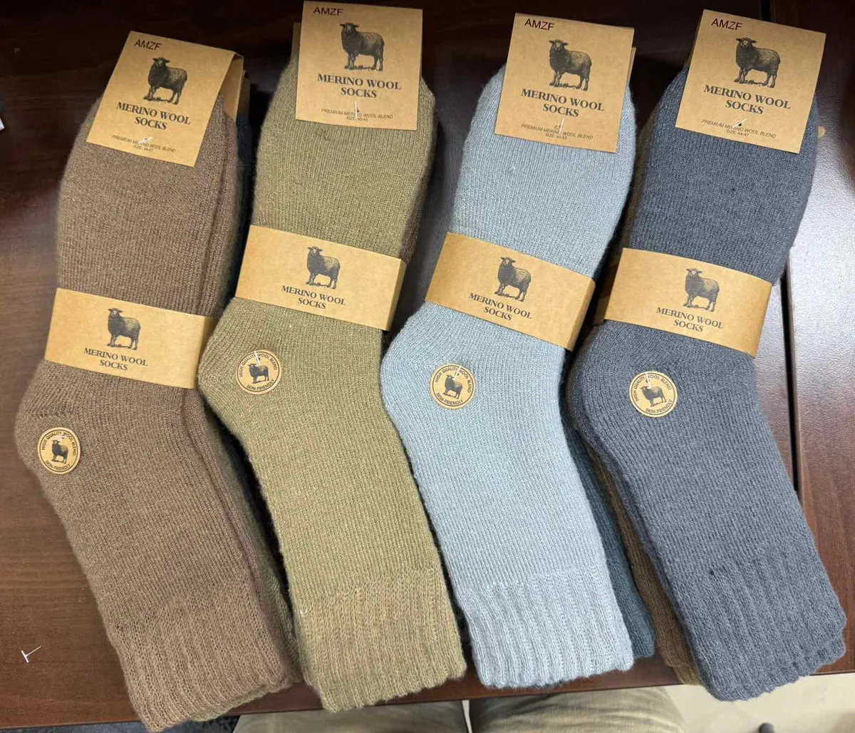 cztery pary prążkowanych skarpet merino wool w kolorach brązowym, oliwkowym, jasnoniebieskim i grafitowym