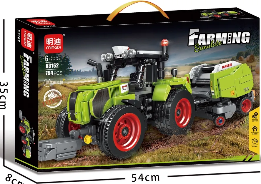 Zielono-czerwony traktor z przyczepą z klocków konstrukcyjnych na polu, opakowanie 54x35x8 cm