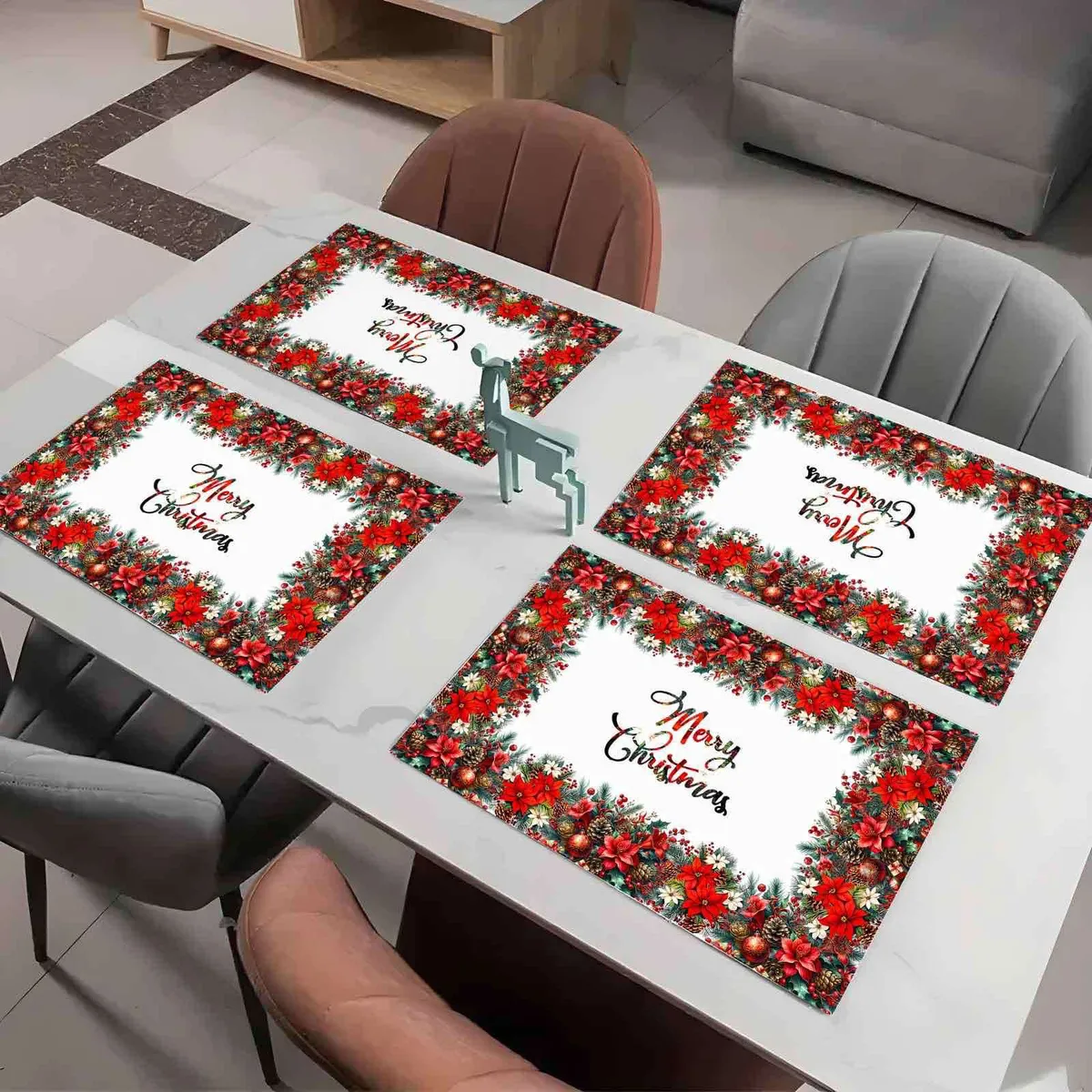 Cztery świąteczne serwetki 30x45 cm z czerwonymi kwiatami i napisem Merry Christmas na stole