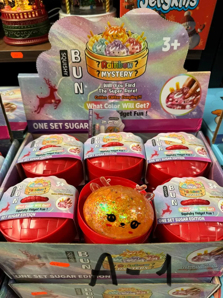 Zestaw czerwonych opakowań z pomarańczową brokatową zabawką squishy Bun