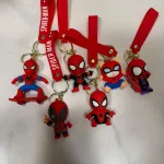 Brelok Spiderman z czerwonym paskiem i figurką z PCV