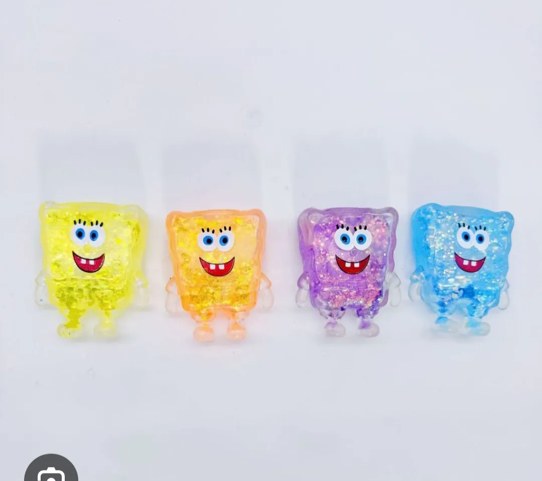 Cztery kolorowe przezroczyste figurki SpongeBob z brokatem w żółtym, pomarańczowym, fioletowym i niebieskim kolorze