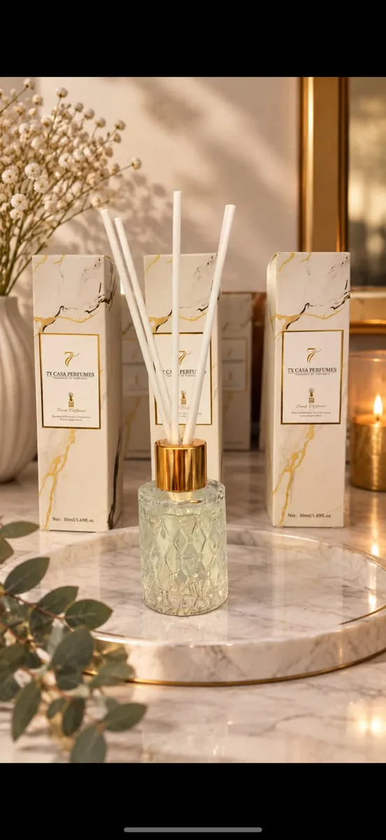 Szklany dyfuzor zapachowy 50 ml z białymi patyczkami i złotą nakrętką na marmurowym tle