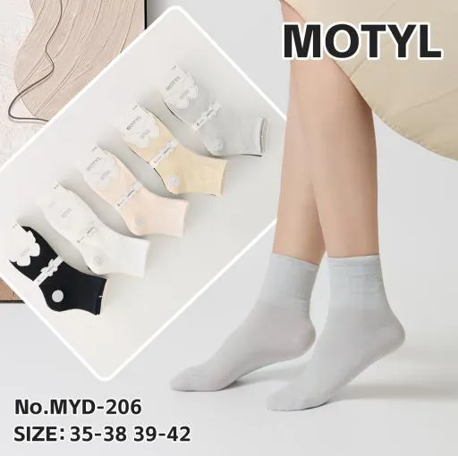 Skarpetki damskie MOTYL w pastelowych kolorach na stopach i w zestawie 5 par na białym tle