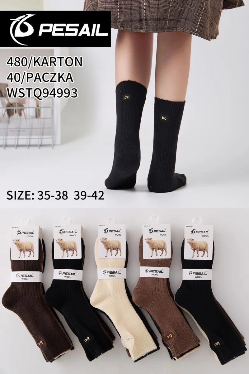 Modelka nosi czarne prążkowane skarpetki Pesail, obok leżą skarpetki w kolorach brązowym, kremowym i czarnym