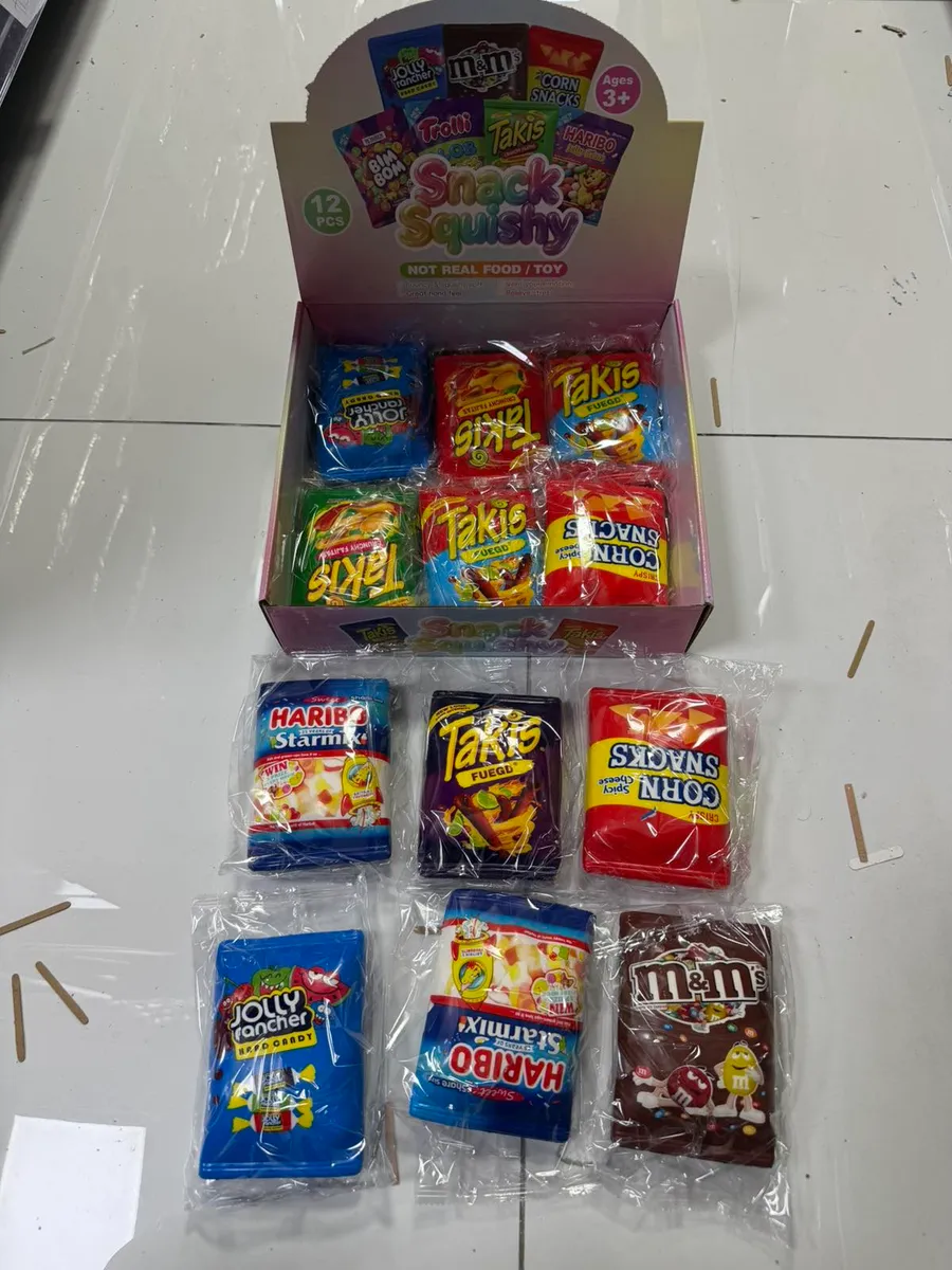 Zestaw 12 sztuk miękkich zabawek squishy imitujących opakowania przekąsek w kolorowych foliowych opakowaniach