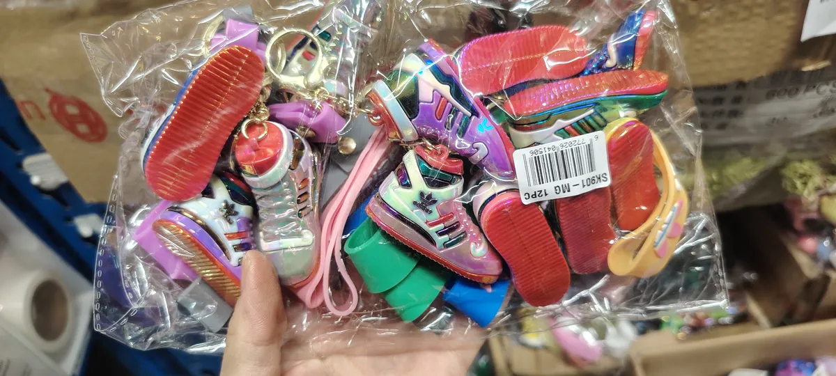Zestaw 12 breloków w kształcie kolorowych miniaturowych butów sportowych z metalowymi zapięciami