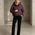 Kurtka damska pikowana bordowa z kapturem KK61317 S-2XL