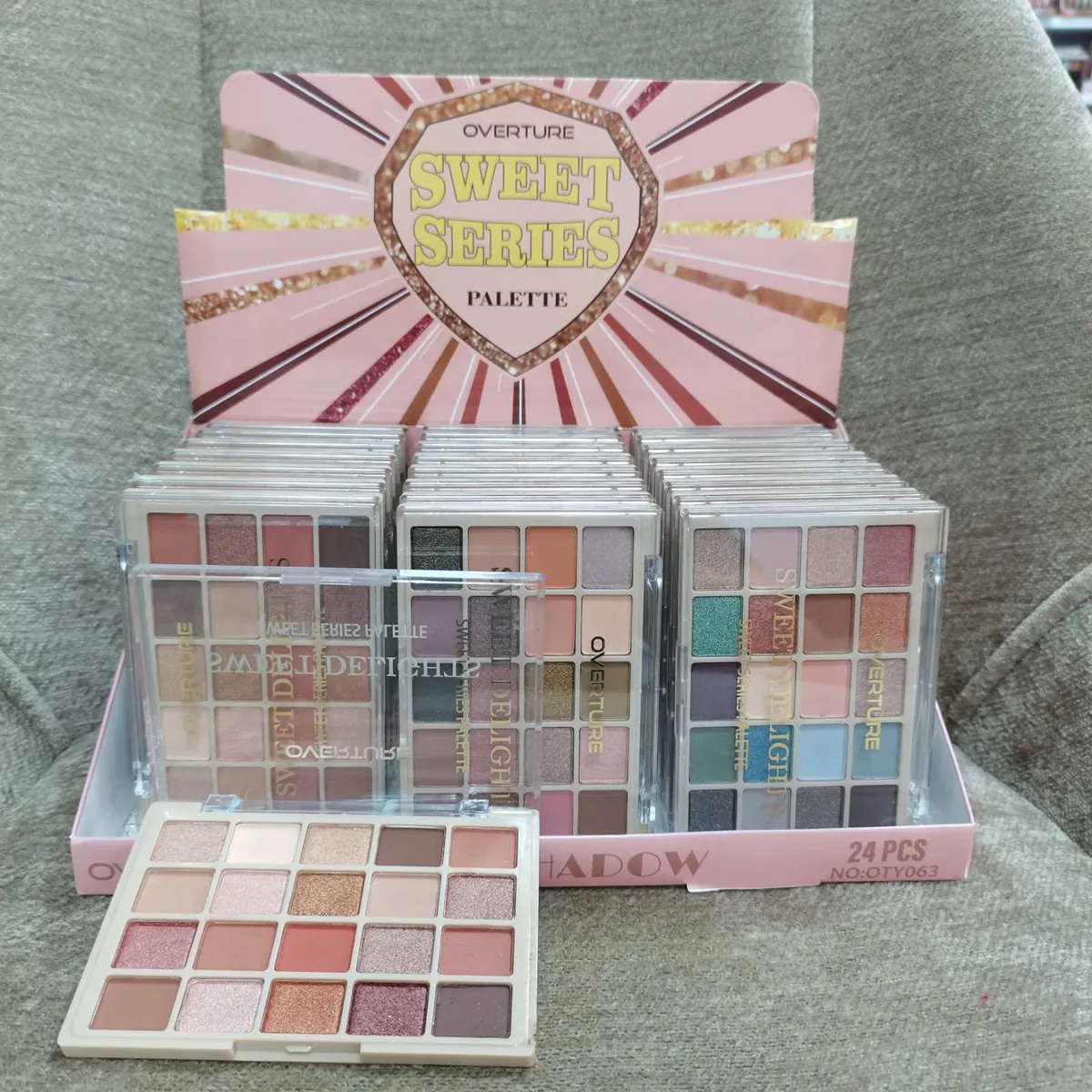 Paleta cieni do powiek Sweet Series Overture z 24 kolorami w opakowaniu plastikowym