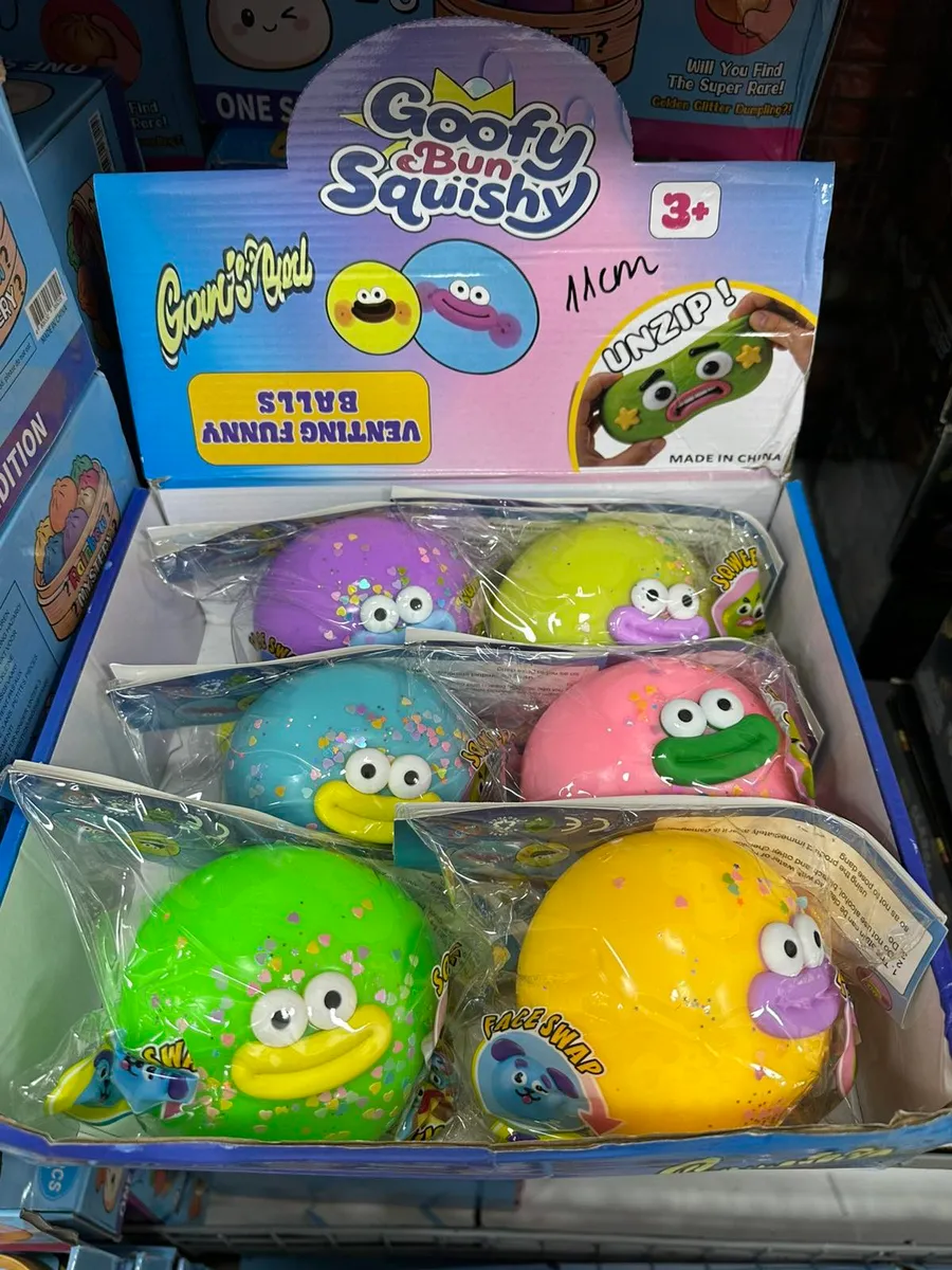 Zestaw sześciu kolorowych miękkich zabawek Goofy Bun Squishy z dużymi oczami i brokatem, zapakowanych w pudełko.