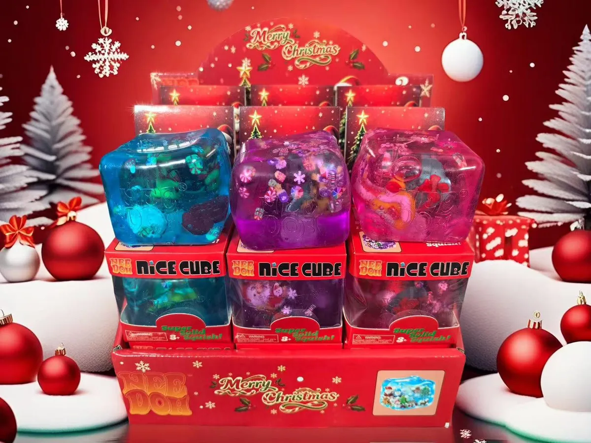 Kolorowe przezroczyste kostki squishy Nice Cube w niebieskim, fioletowym i różowym kolorze z zimowymi dekoracjami