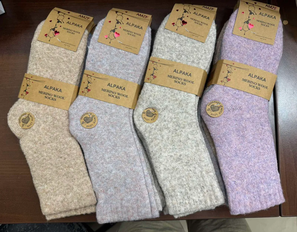 cztery pary pastelowych skarpet alpaka merino wool w kolorach beżowym, jasnoszarym, kremowym i jasnofioletowym