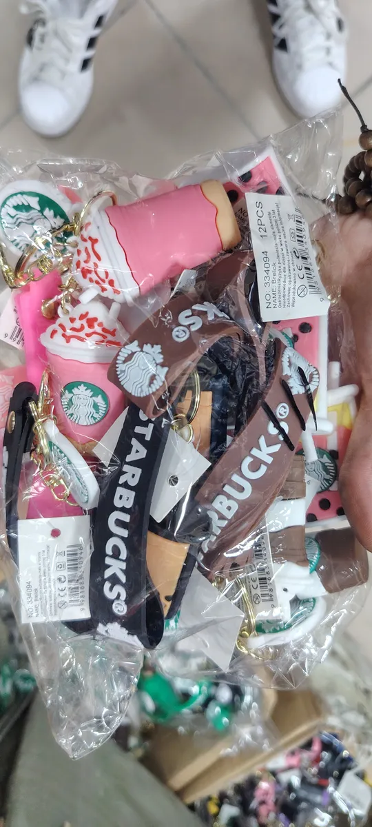 Breloki w kształcie kubków kawy różowy i brązowy z logo Starbucks w opakowaniu foliowym