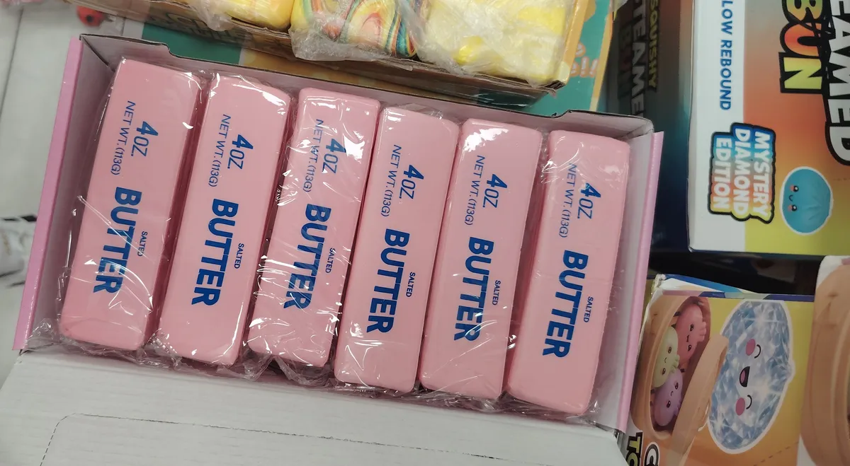 Różowe mydełka w kształcie kostki masła z napisem BUTTER, pakowane po 12 sztuk w kartonie
