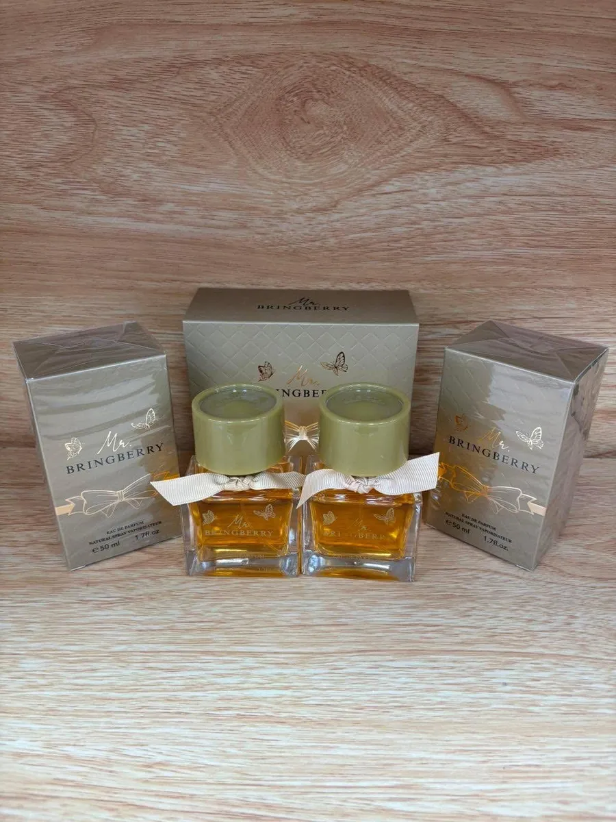Dwa flakony perfum Mr Bringberry 50 ml z zielonymi nakrętkami i białymi kokardkami oraz trzy beżowe opakowania z motywem moty