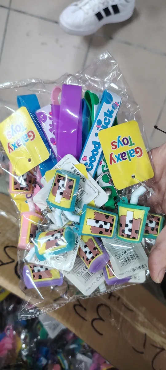 Kolorowe breloki plastikowe z motywem krowy w opakowaniu foliowym, 12 sztuk