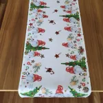 Bieżnik świąteczny 40x80 cm z motywem Mikołajów i choinek