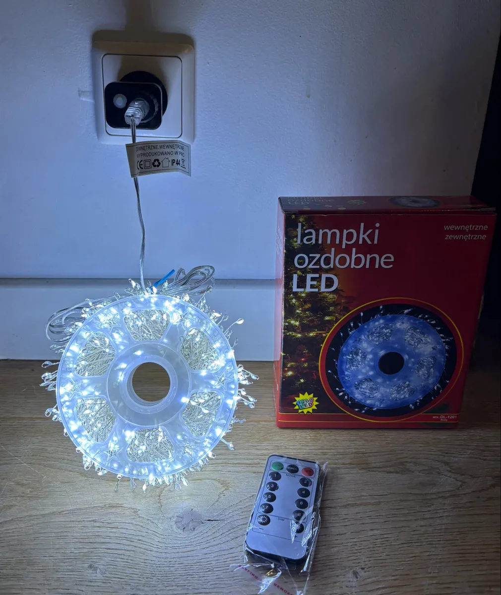 Lampki LED zimny biały na białym druciku na szpuli z pilotem i opakowaniem