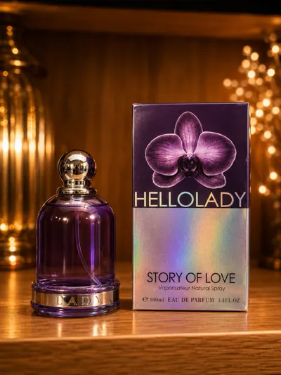 Fioletowy flakon perfum Hello Lady z kulistą złotą nakrętką i holograficzne opakowanie z orchideą
