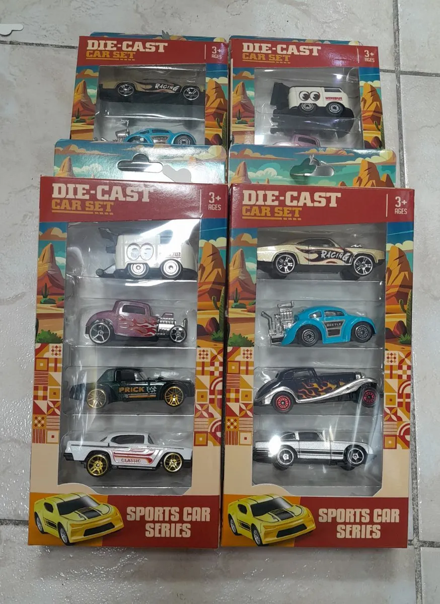 Cztery zestawy po 4 metalowe samochodziki die-cast w kartonowych opakowaniach z przezroczystym frontem
