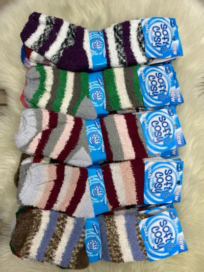 Zestaw miękkich skarpetek Soft & Cosy w paski w różnych kolorach na jasnym tle