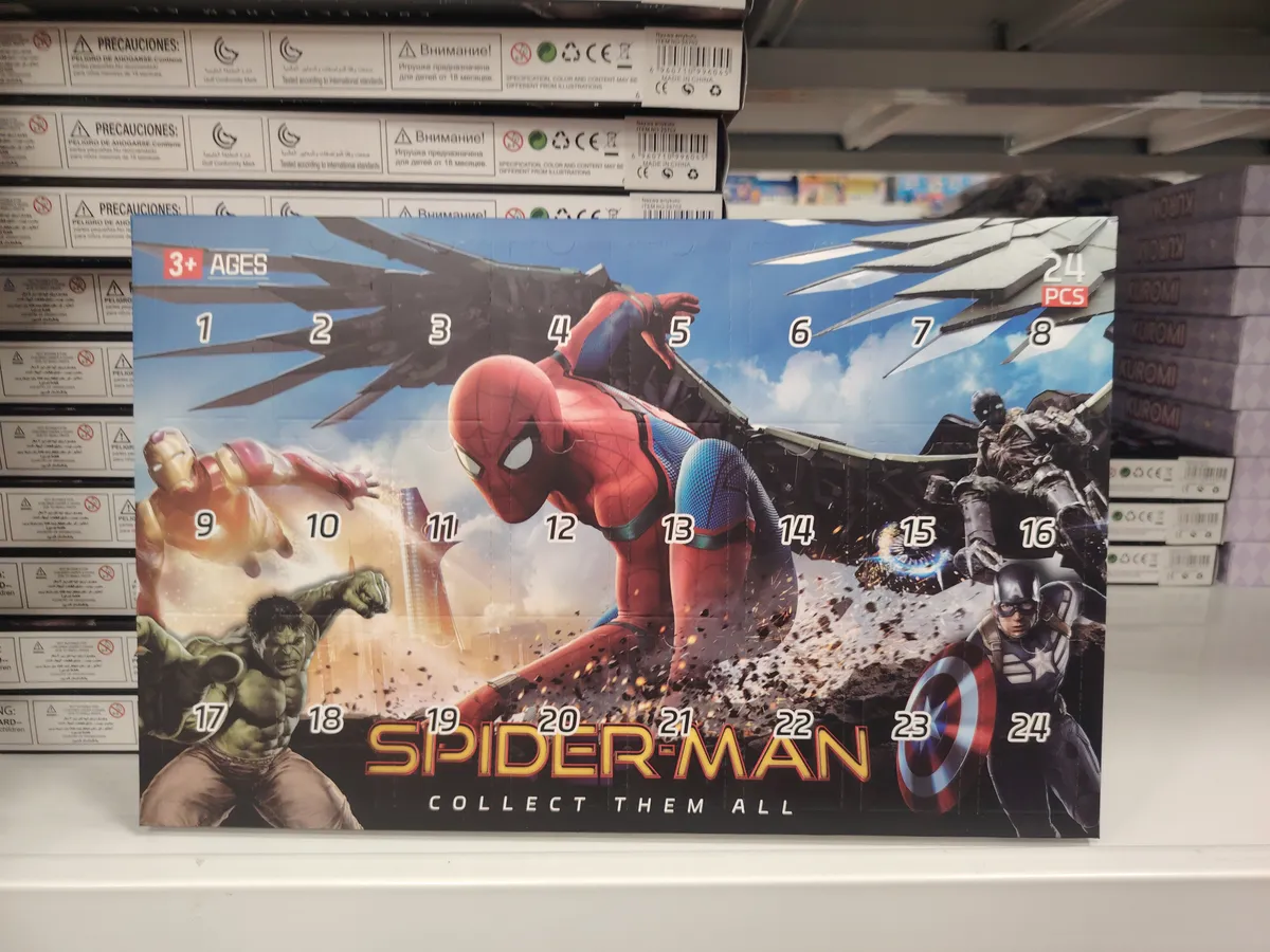 Kalendarz adwentowy Spider-Man z 24 okienkami i postaciami Marvela na opakowaniu