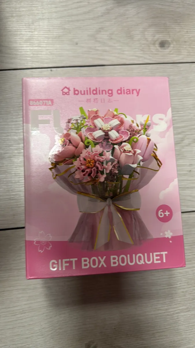 Pudełko różowe z nadrukiem bukietu kwiatów i napisem Gift Box Bouquet