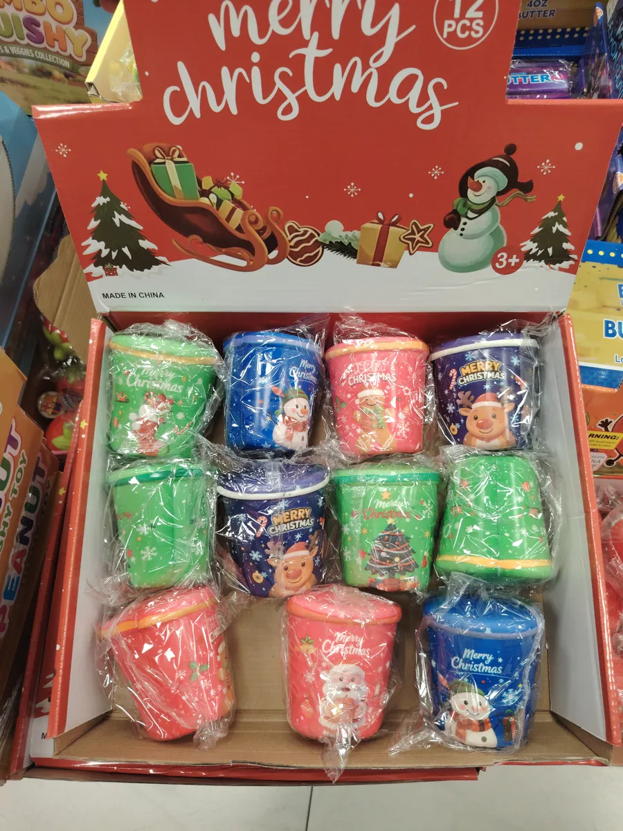 Zestaw 12 kolorowych squishy z motywami świątecznymi w kartonowym opakowaniu Merry Christmas