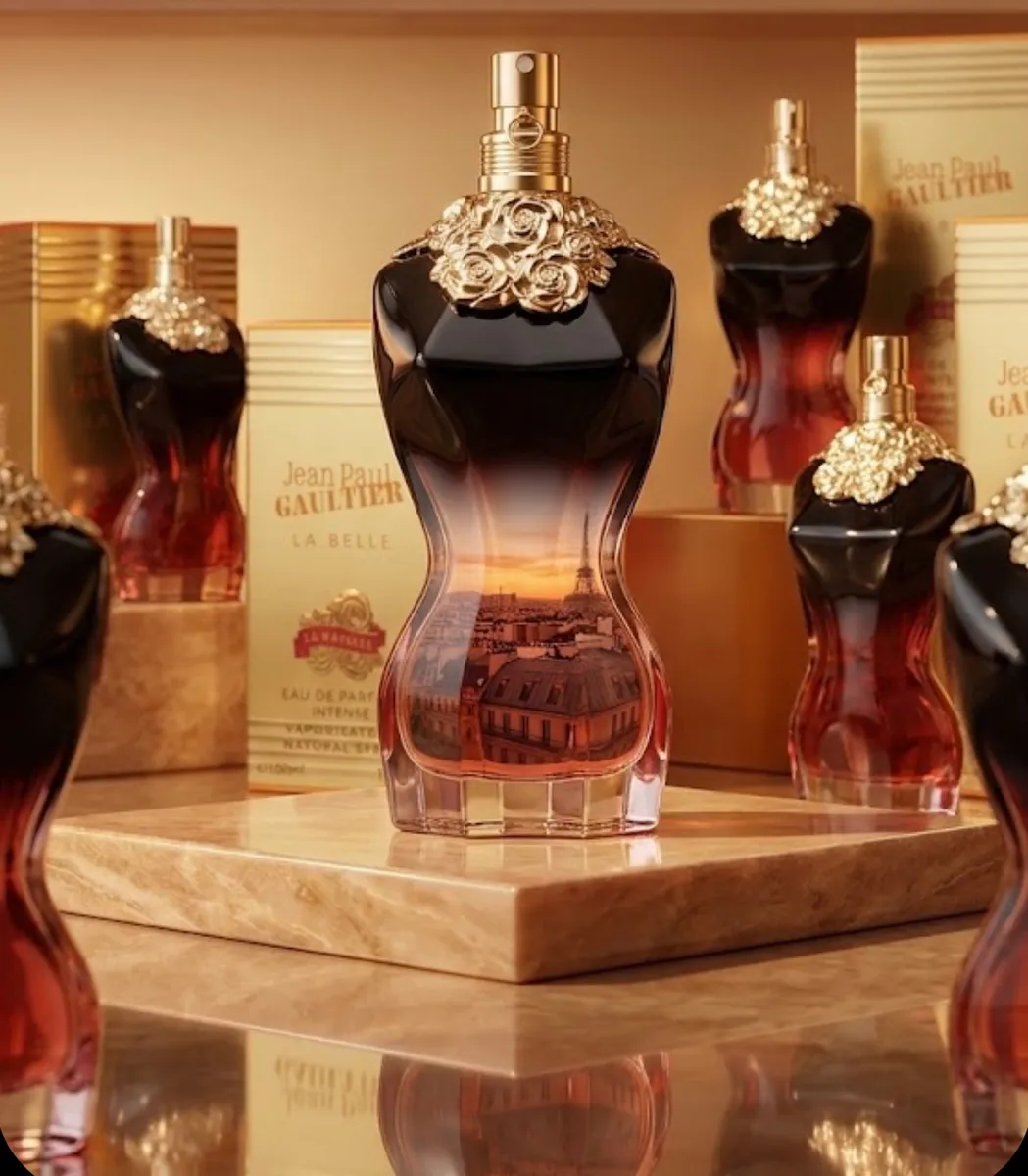 Butelka perfum Jean Paul Gaultier La Belle Le Parfum 100 ml z czarno-bursztynowym gradientem i złotymi różami