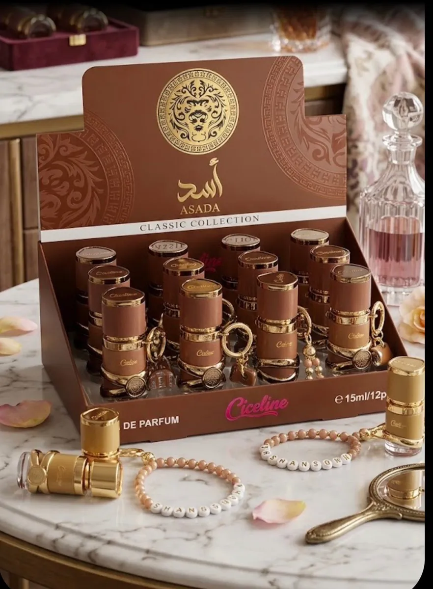 Zestaw 12 perfum Asada Classic Collection 15 ml w brązowych flakonikach z złotymi brelokami na marmurowym stole
