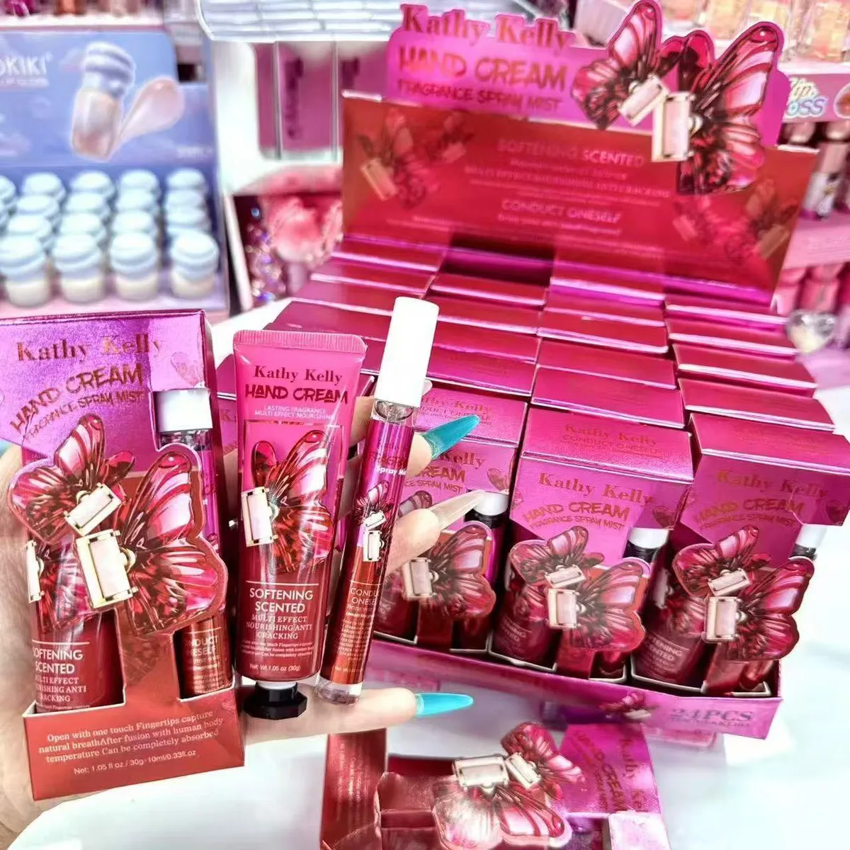 Różowy zestaw kremu do rąk i perfumowanego sprayu z motylem na opakowaniu, 24 sztuki w kartonie
