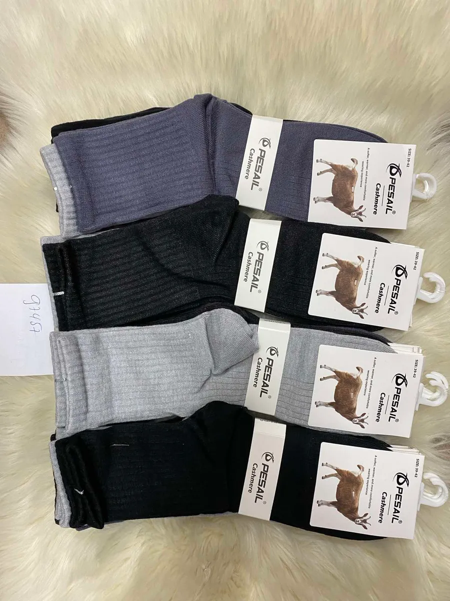 Zestaw czterech par prążkowanych skarpet Pesail cashmere w kolorach czarny, jasnoszary, ciemnoszary i granatowy