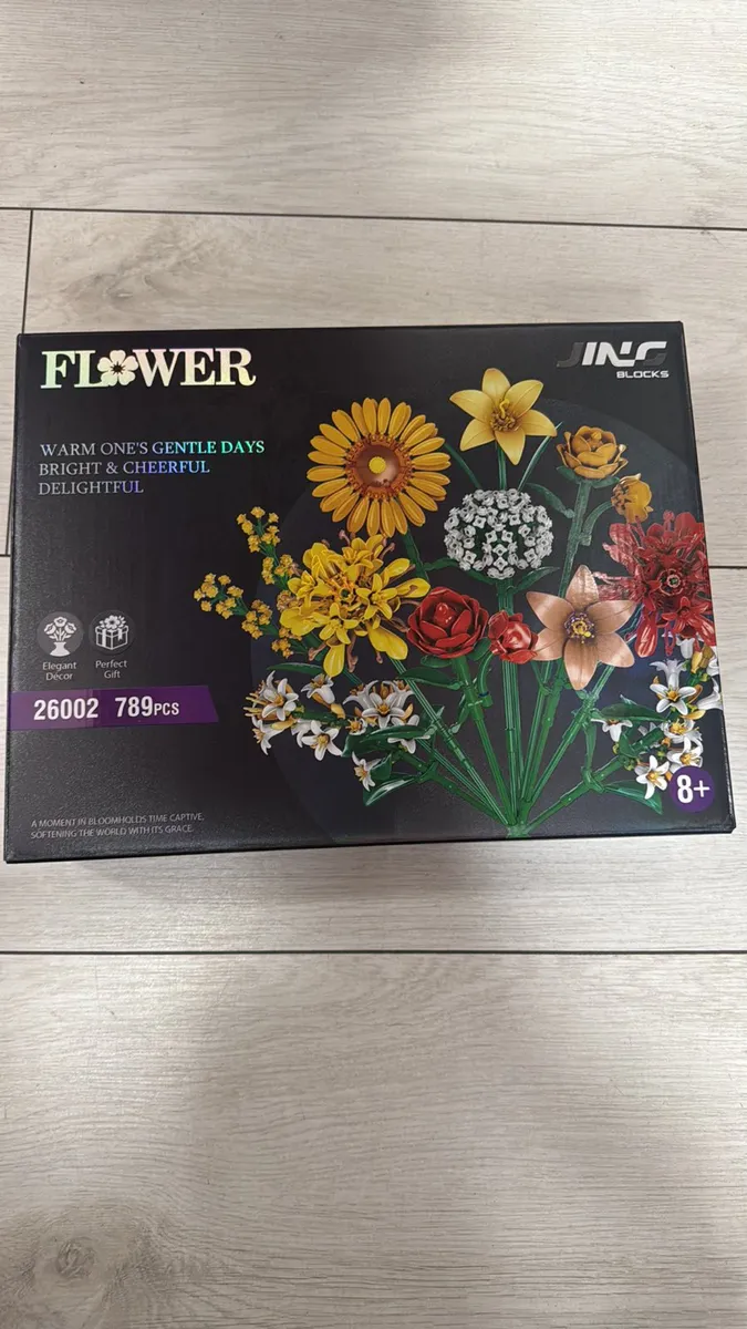 Opakowanie klocków JNC Flower z ilustracją kolorowych kwiatów i informacją o 789 elementach