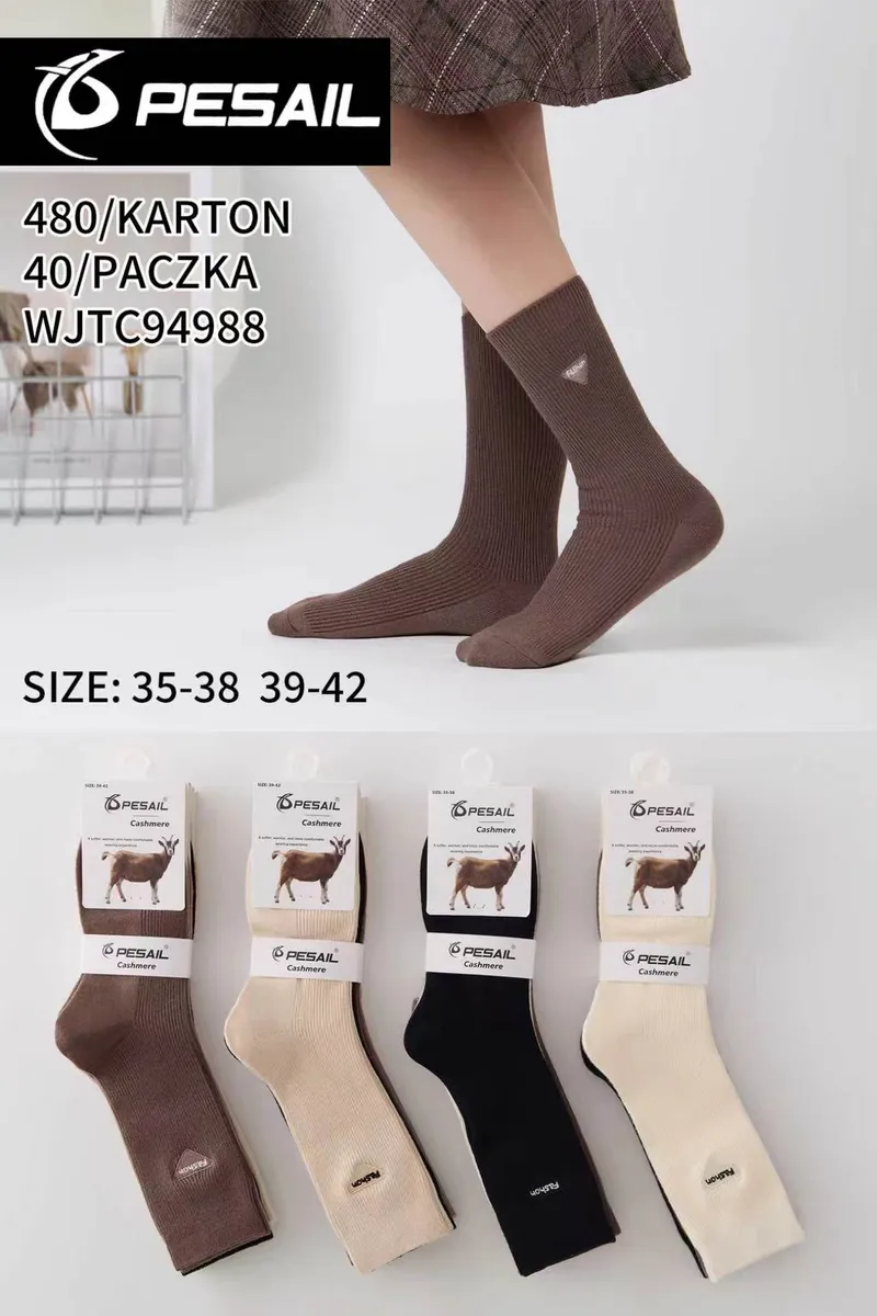 Skarpetki Pesail Cashmere w kolorach brązowym, kremowym i czarnym, prążkowane, na stopach i w opakowaniach.