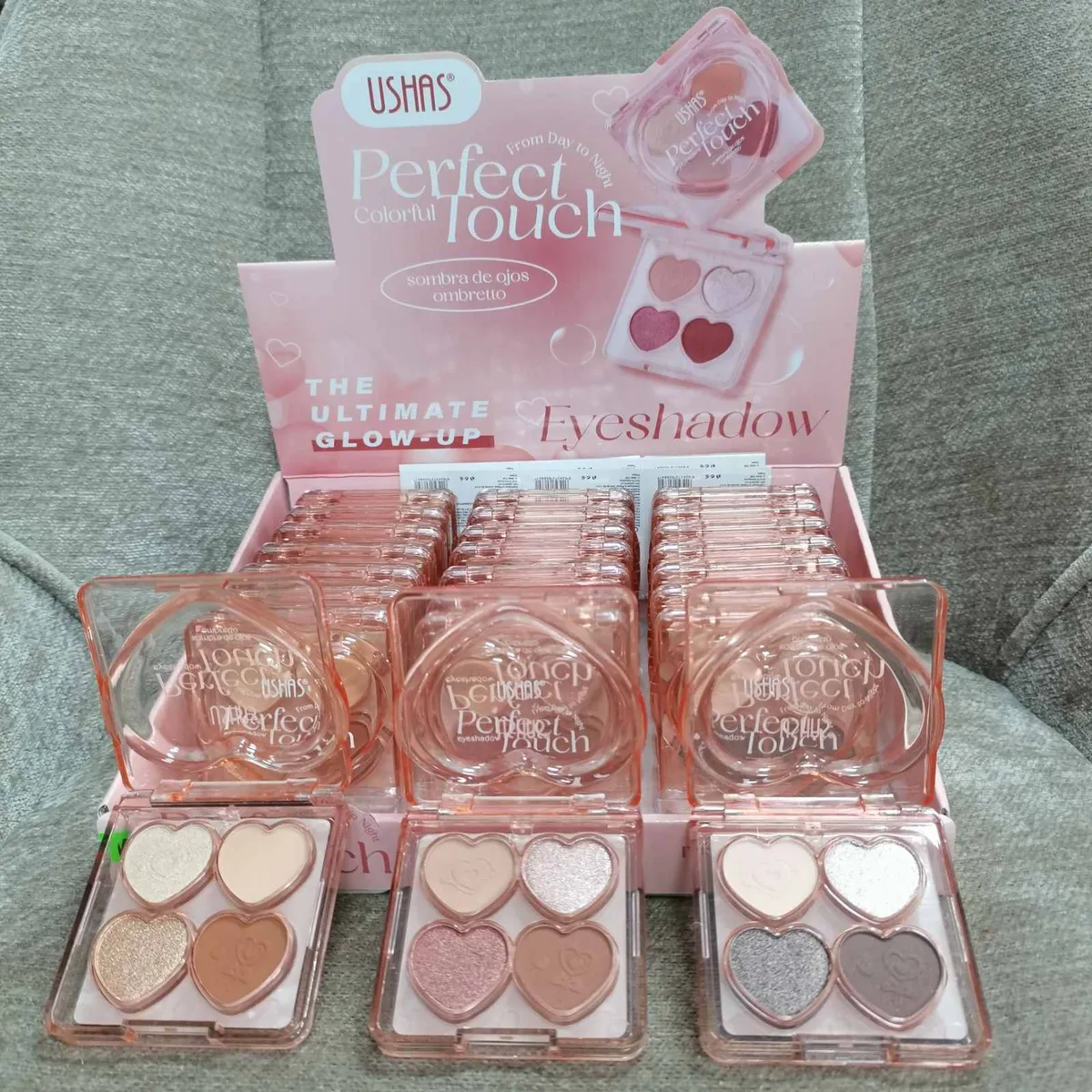Paleta cieni do powiek USHAS Perfect Touch z czterema sercowymi kolorami w różowym opakowaniu