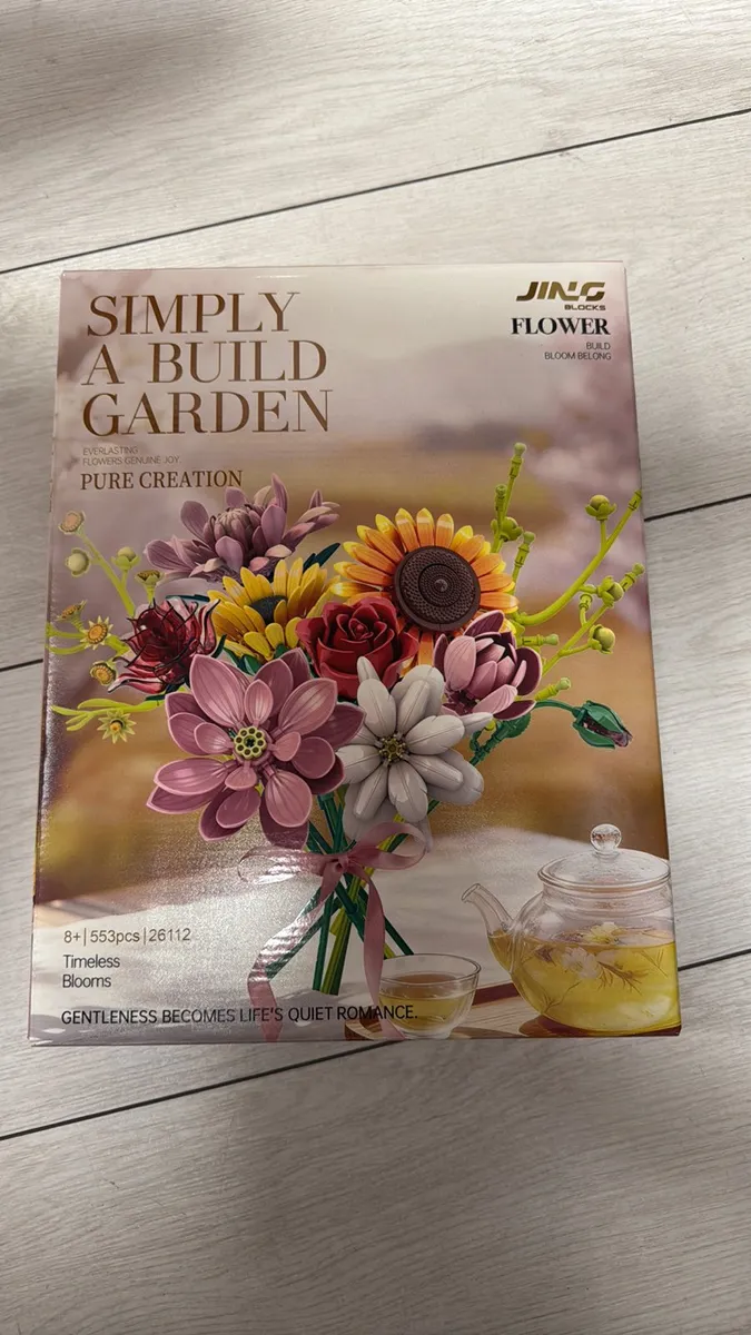 Opakowanie klocków JING Flower z bukietem kolorowych kwiatów i filiżanką herbaty
