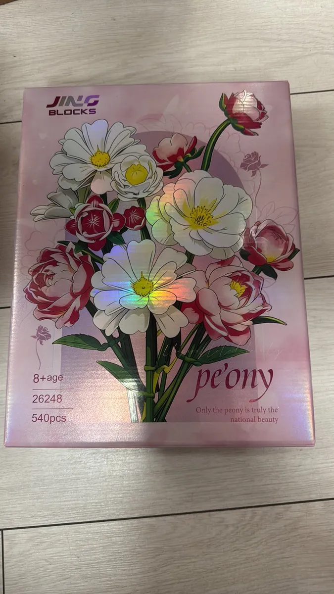 Opakowanie klocków JING Blocks z grafiką kwiatów peonii na różowym tle z holograficznym połyskiem