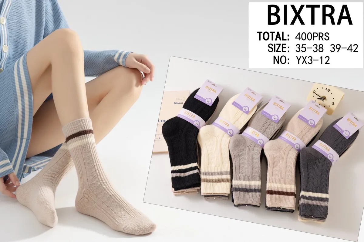 Skarpetki damskie BIXTRA w pięciu kolorach z paskami, rozmiary 35-38 i 39-42, model w beżowych skarpetkach