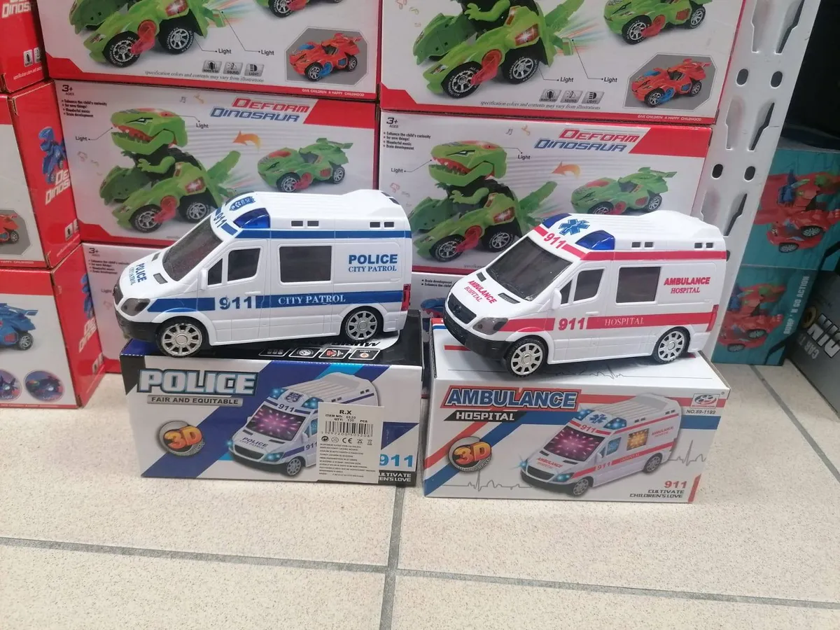 Zabawki samochody: biały policyjny i ambulans z napisem 911 na opakowaniach