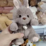 Pluszowy króliczek szary z zawieszką serce 15 cm