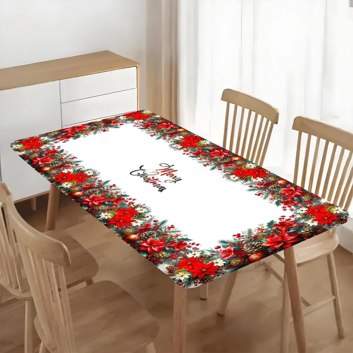 Obrus świąteczny biały z czerwonymi poinsecjami i napisem Merry Christmas na stole z drewnianymi krzesłami