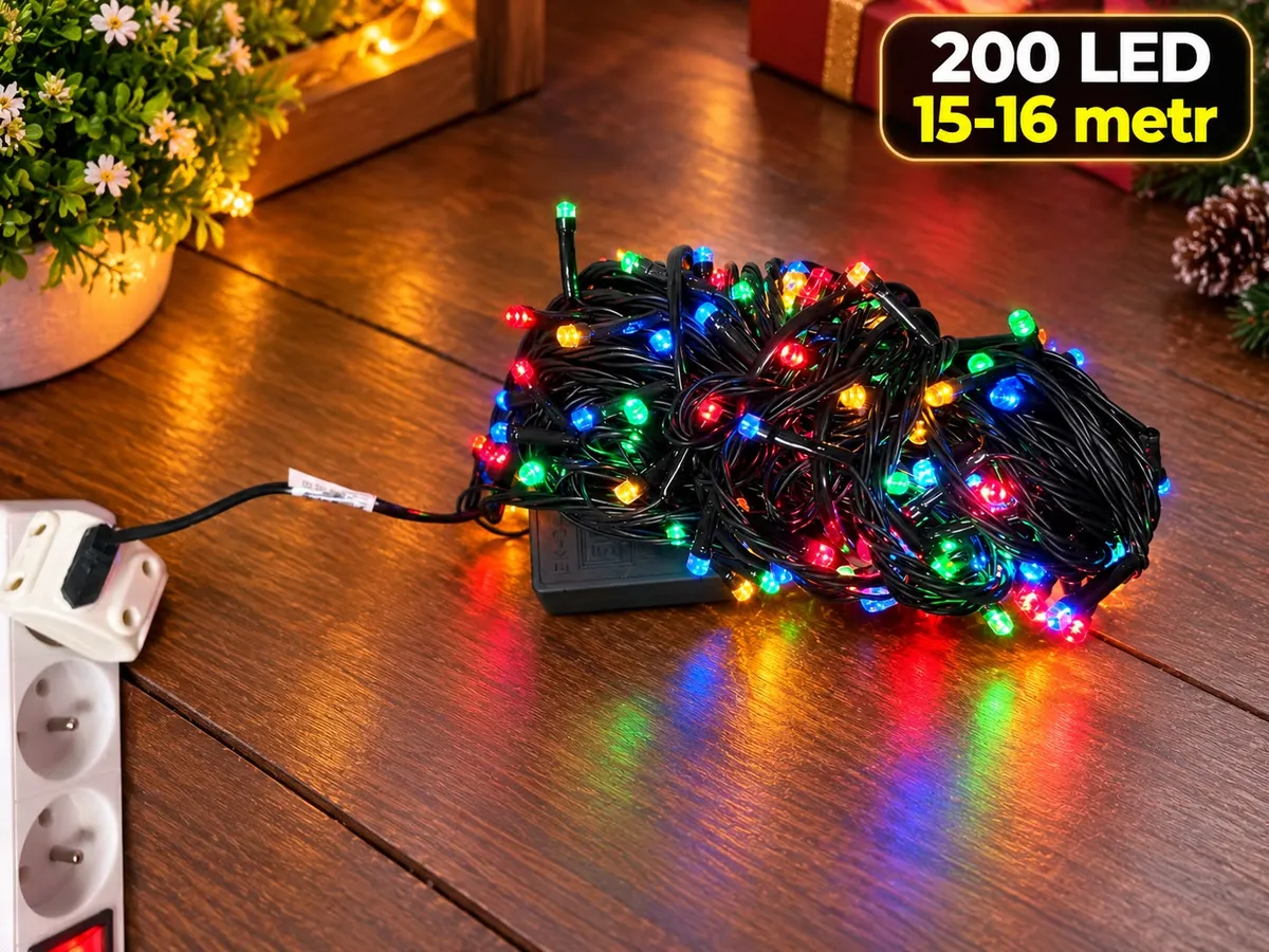 Lampki choinkowe LED multikolor 200 diod na czarnym przewodzie, długość 15-16 metrów, podłączone do listwy zasilającej