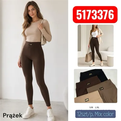 Modelka w brązowych prążkowanych legginsach, zestaw 12 sztuk w różnych kolorach, rozmiary S/M i L/XL