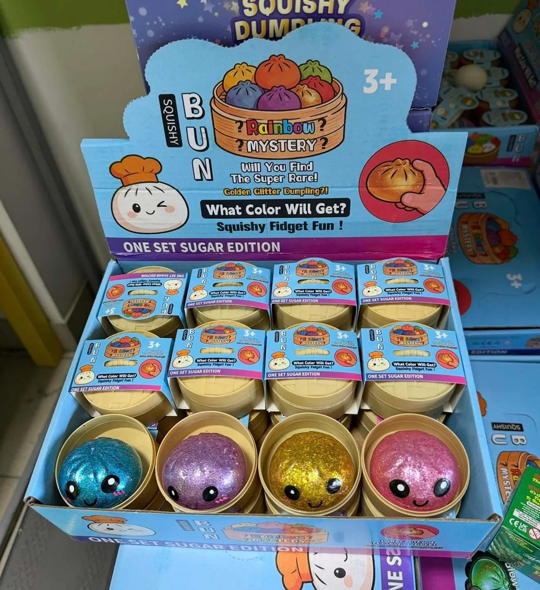 Kolorowe błyszczące squishy buny w plastikowych pojemnikach w opakowaniu zbiorczym