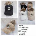 Czapka z daszkiem z pomponem beżowa i czarna 70% poliester 30% wełna