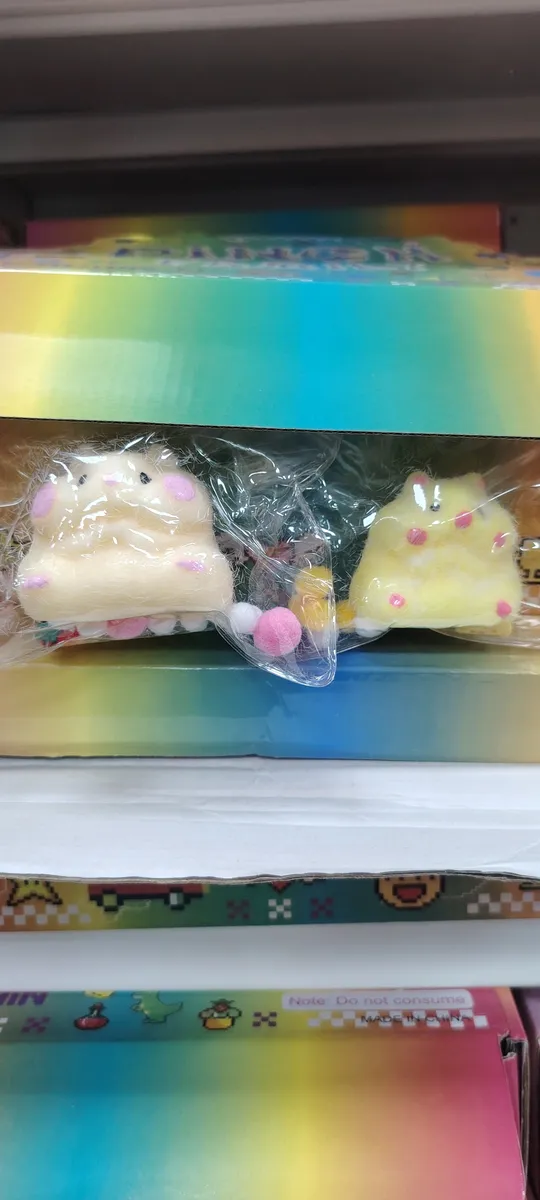 Zestaw dwóch miękkich pluszowych zabawek pastelowych w kremowym i żółtym kolorze z różowymi detalami