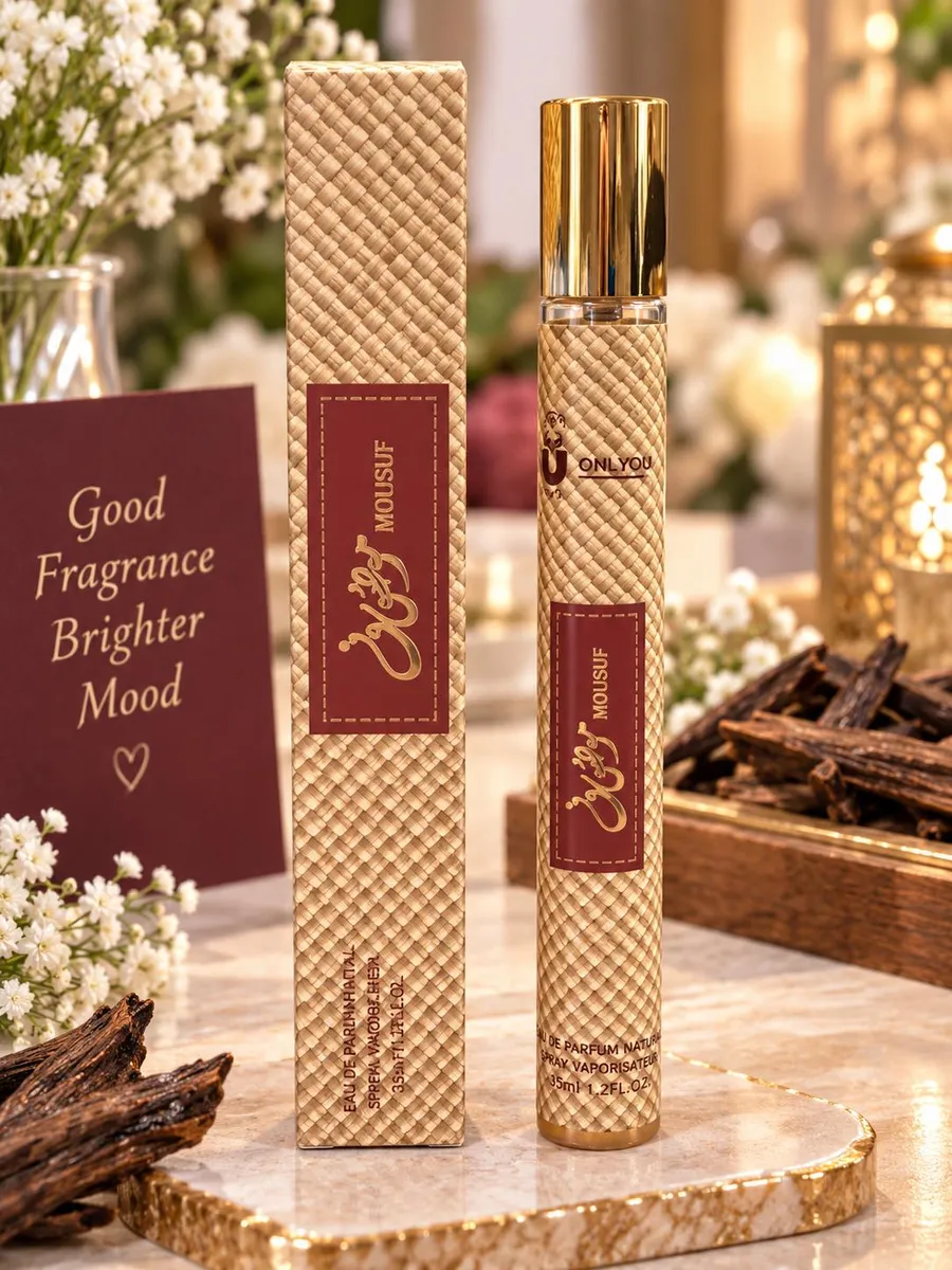 Perfumetka Mousuf 35ml w beżowym opakowaniu z plecionym wzorem i złotym korkiem na marmurowym blacie