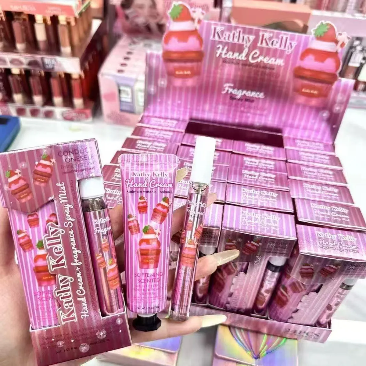 Różowy zestaw kosmetyczny Kathy Kelly krem do rąk 30 ml i perfumowany spray 35 ml z motywem truskawkowym